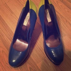Vera wang two toned sterdy heel shoe